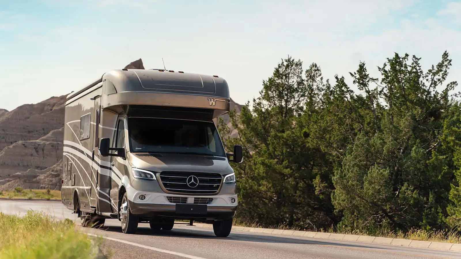 Winnebago Navion C 級房車在路上行駛 第4張